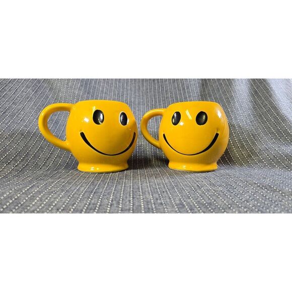 Two Vintage Retro McCoy Pottery YELLOW Smilely HAPPY FACE Coffee CUP Mug Made in - Picture 4 of 11
